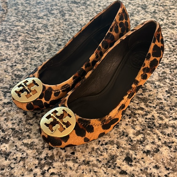Tory Burch Shoes - Tory Burch Women’s Size 6.5 Calf Hair Leopard Print Wedge Flats Gold Logo